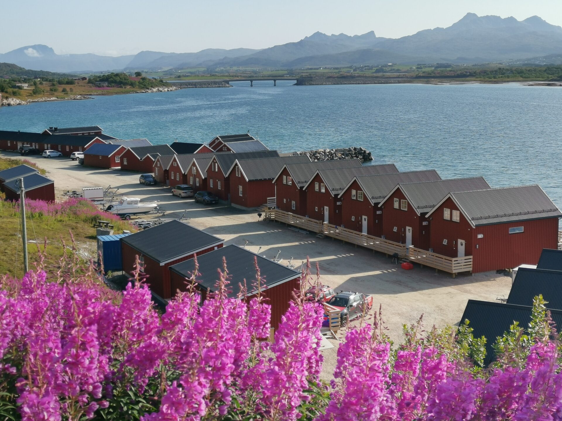 Rote Fischerhäuser am Fjord mit Bergen in Norwegen
