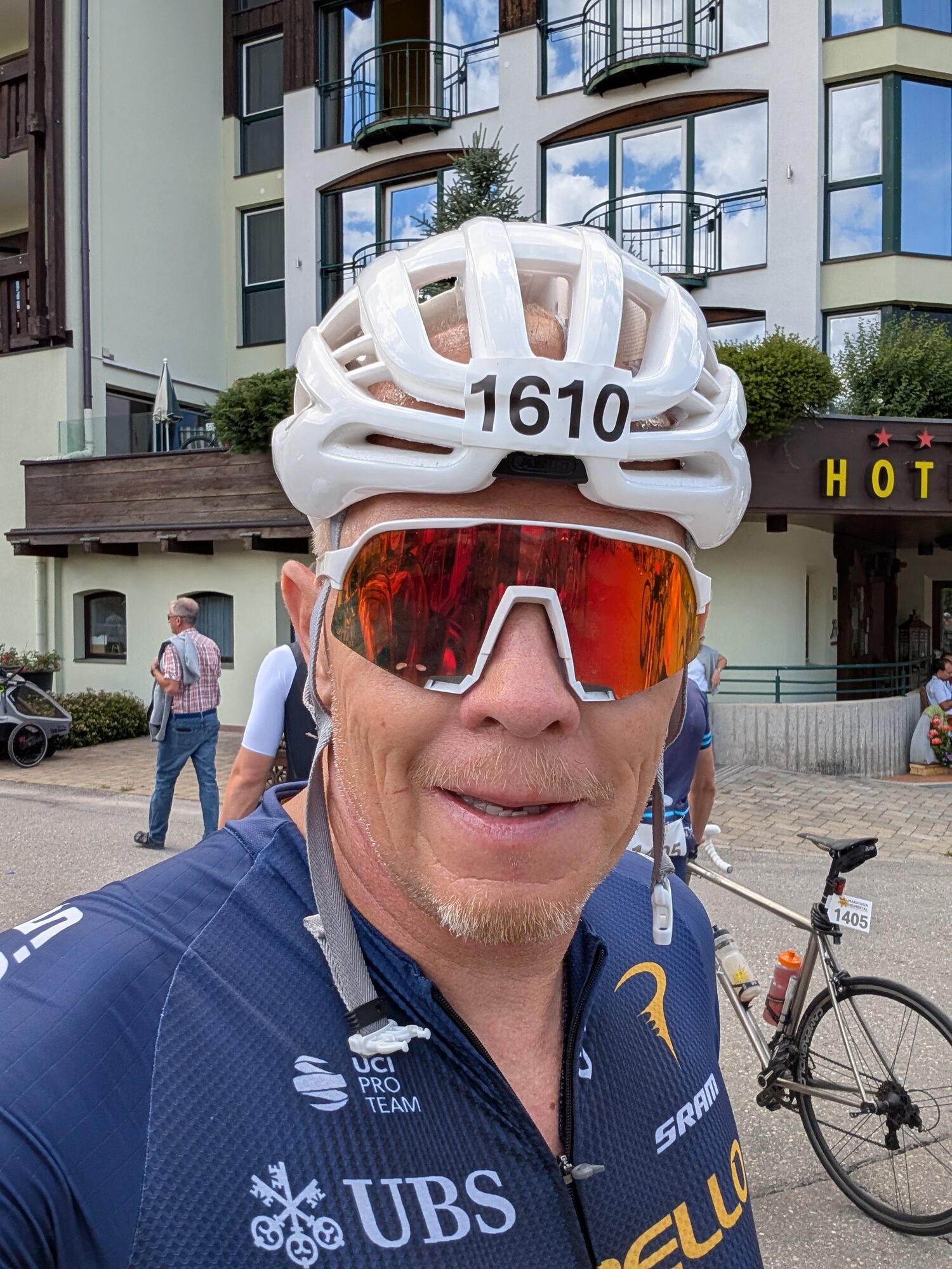 Carsten Sacher nach dem Zieleinlauf beim Radmarathon Tannheimer Tal 2026, mit Startnummer 1610